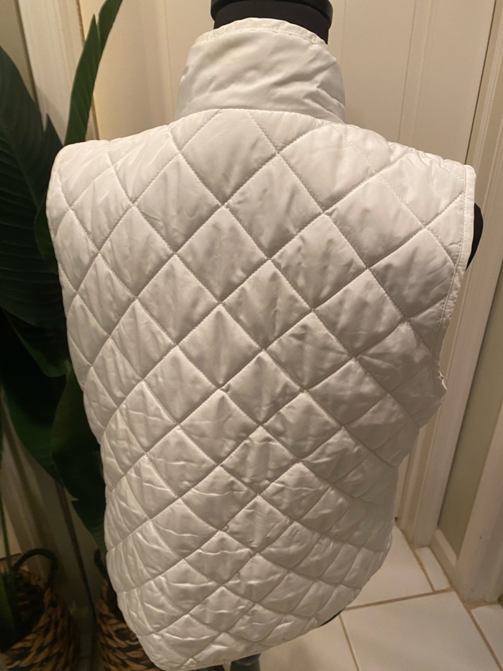 LOFT White Quilted Sleeveless Puffer Vest - Women's Jacket - Picture 4 of 5